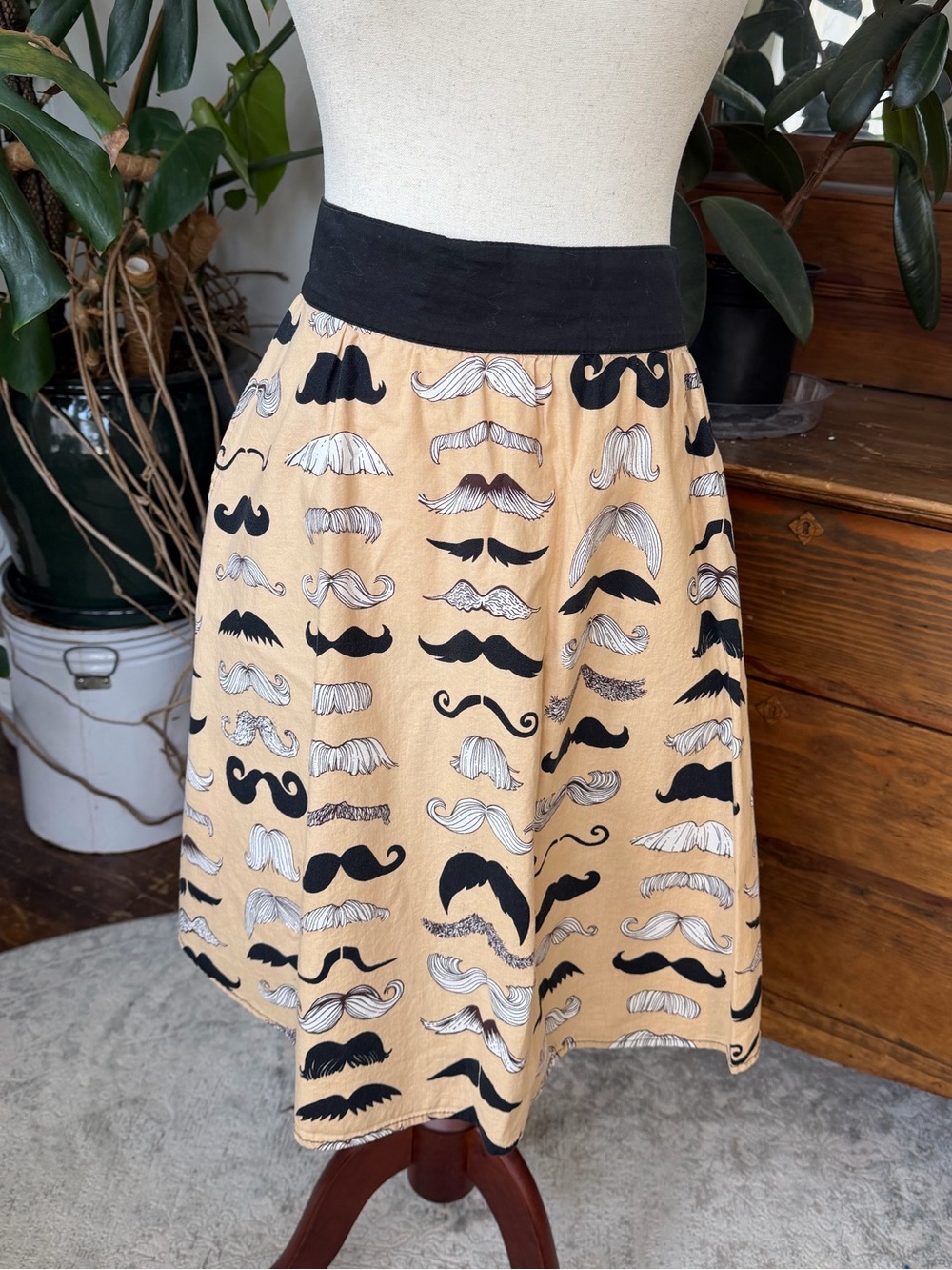 Womens Retrolicious mustache skater skirt black and beige size XL